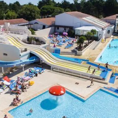 Bungalow De 3 Chambres A Jean De Monts Avec Piscine Partagee Et Jardin Amenage