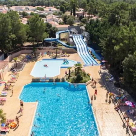 Casa vacanze Bungalow De 3 Chambres A Jean De Monts Avec Piscine Partagee Et Jardin Amenage *
