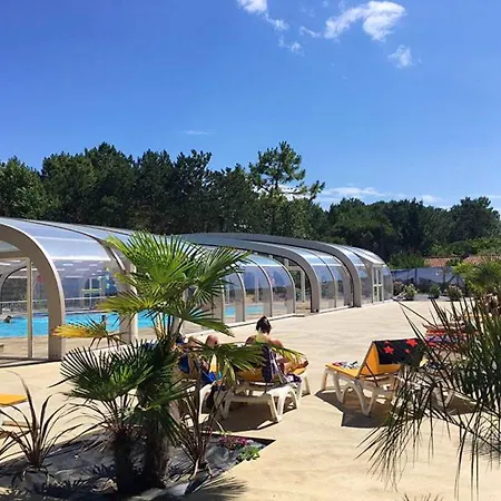 Casa vacanze Bungalow De 3 Chambres A Jean De Monts Avec Piscine Partagee Et Jardin Amenage