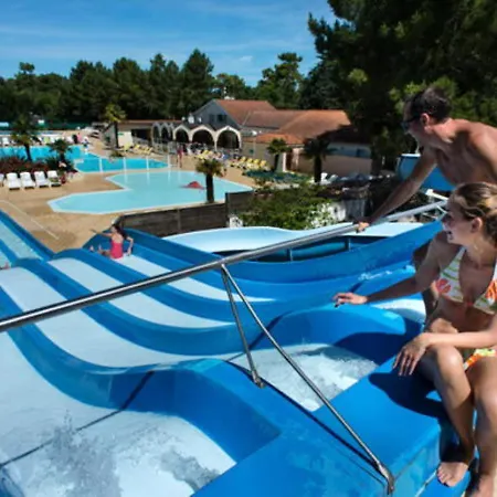 Bungalow De 3 Chambres A Jean De Monts Avec Piscine Partagee Et Jardin Amenage