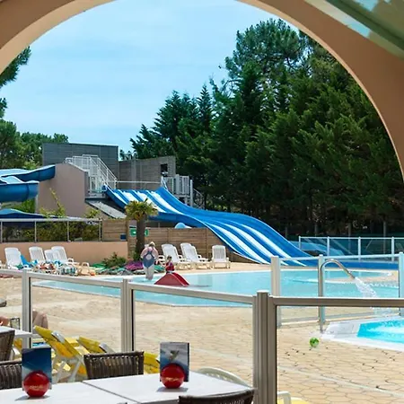 Bungalow De 3 Chambres A Jean De Monts Avec Piscine Partagee Et Jardin Amenage *