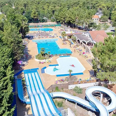 Bungalow De 3 Chambres A Jean De Monts Avec Piscine Partagee Et Jardin Amenage *